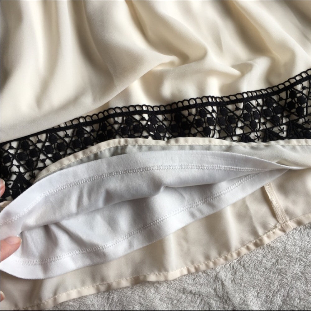 {REWIND} Black Lace Trimmed Overlay Empire - Picture 5 of 7